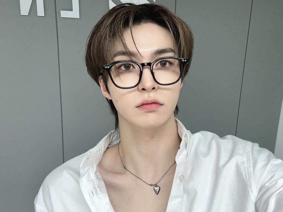 ELASTofficial's tweet photo. 😐✌️
⠀
#ELAST #엘라스트 #エラスト
#ROMIN #로민 #ロミン https://t.co/N82cWQQpkE