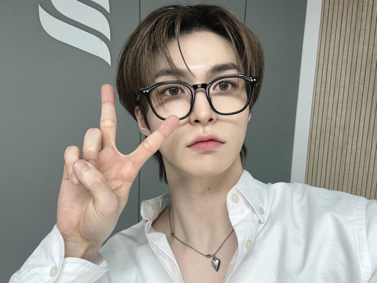 ELASTofficial's tweet photo. 😐✌️
⠀
#ELAST #엘라스트 #エラスト
#ROMIN #로민 #ロミン https://t.co/N82cWQQpkE