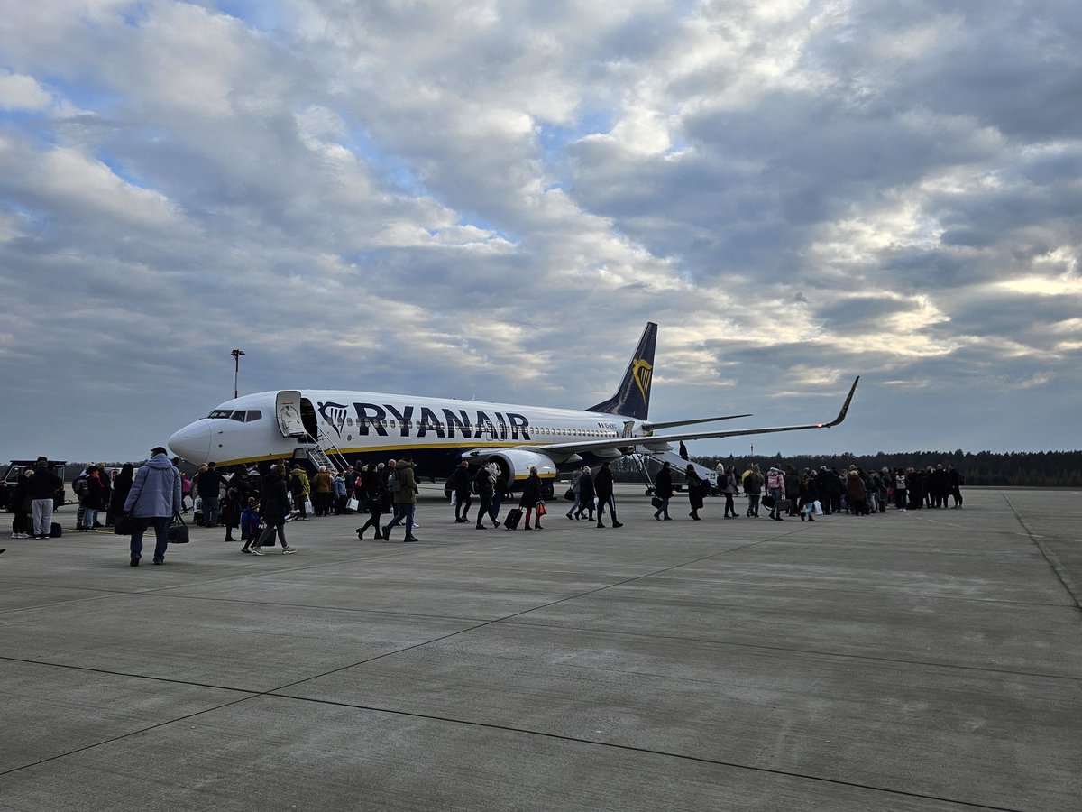 SzczecinAirport's tweet photo. Od 31 marca nastąpi zmiana dni lotów do ✈️@LPL_Airport
W sezonie letnim loty realizowane będą w każdy poniedziałek oraz piątek.
Szczegółowy rozkład dostępny na ➡️ https://t.co/WJgtR36jHf
#Ryanair #flyRyanair #SZZLPL https://t.co/alEOyUULqP
