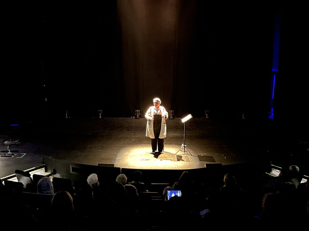 highlightarts's tweet image. Soukaina emerging from the darkness for her performance @StAnzaPoetry - gripping! #stanza24