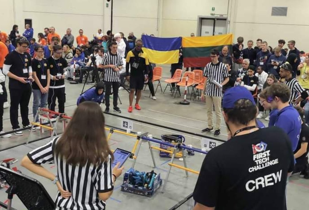 Lithuanian and Ukrainian robotics team refused to compete alongside Russians, flew national flags instead of gaining points. Bravo! 🇱🇹🇺🇦💕