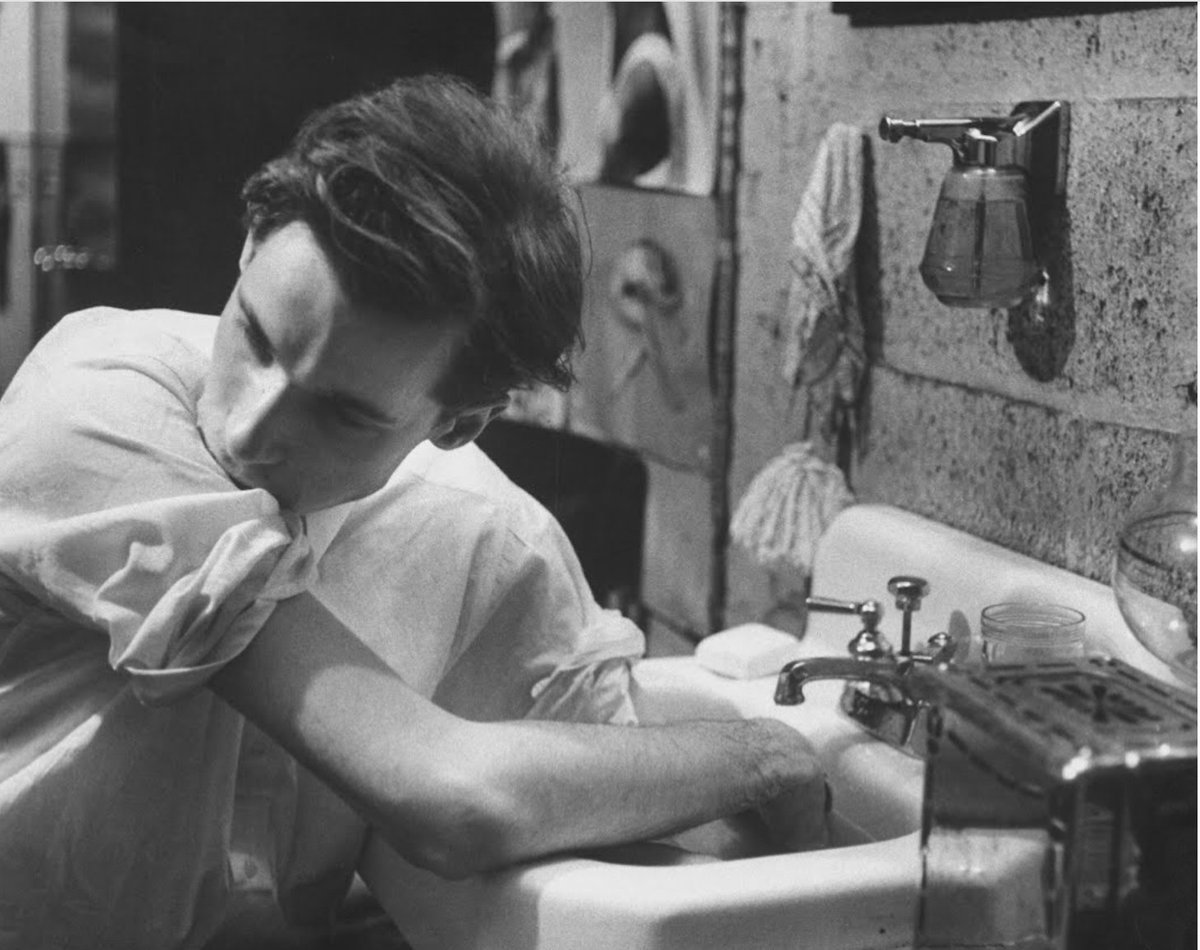 Pianist Glenn Gould soaking his fingers before performing – 📷 by Gordon Parks, 1955