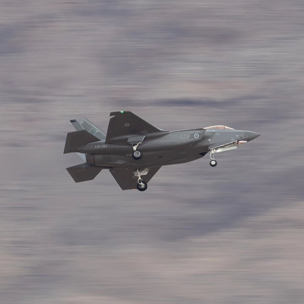 TacoPlaneSpots's tweet image. Usually don&apos;t like photos of jets when they&apos;re dirtied up but this turned out beautifully!

#F35 #RAAF #F35Lightning #Avgeek