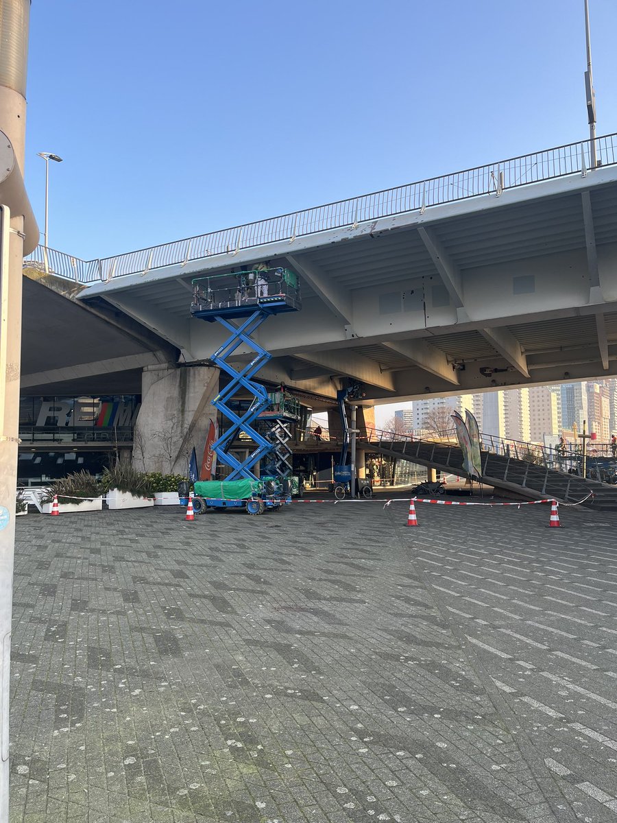 Het groot onderhoud aan de Erasmusbrug is begonnen! De brug wordt schoongemaakt en voorzien van een nieuwe verflaag. 
Werkzaamheden volgen? Ga naar de store, zoek op Erasmusbrug en download de app.