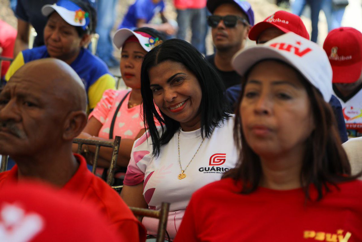 #AsíLoDijo🗣️ En representación del Consejo Comunal Los Laures, Irene Espejo, resaltó que los logros que han alcanzado tienen un valor agregado porque se han hecho en colectivo.

#PuebloMaduroAvanza