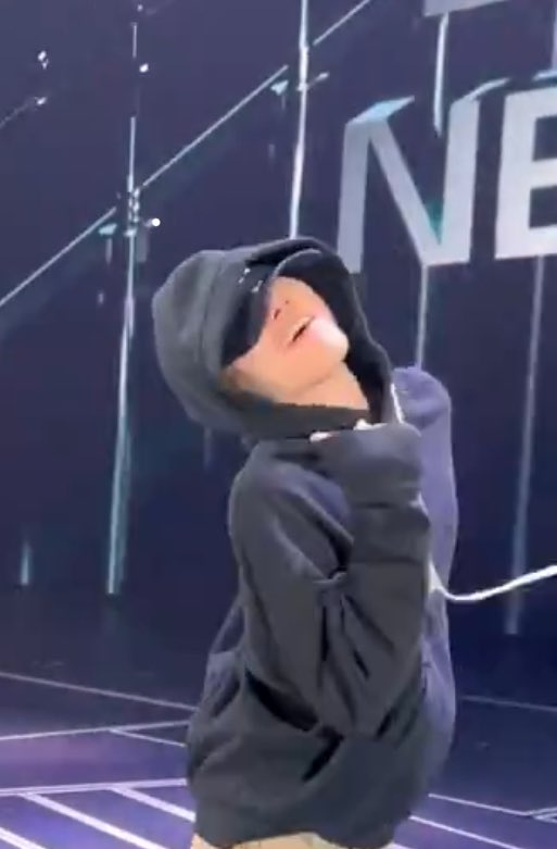 모자와 후디로 무게 잡으려 해도 숨겨지지 않는 애교 이게 바로 슈가링캔디야