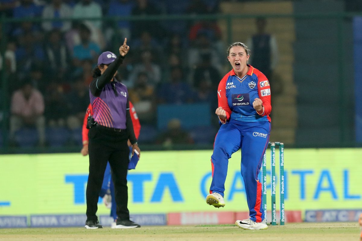 Early setback for #RCB in the chase 

@alicecapsey gets the big wicket of Captain Smriti Mandhana within the powerplay 🙌

Live 💻📱shorturl.at/ekLXZ 

#TATAWPL | #DCvRCB