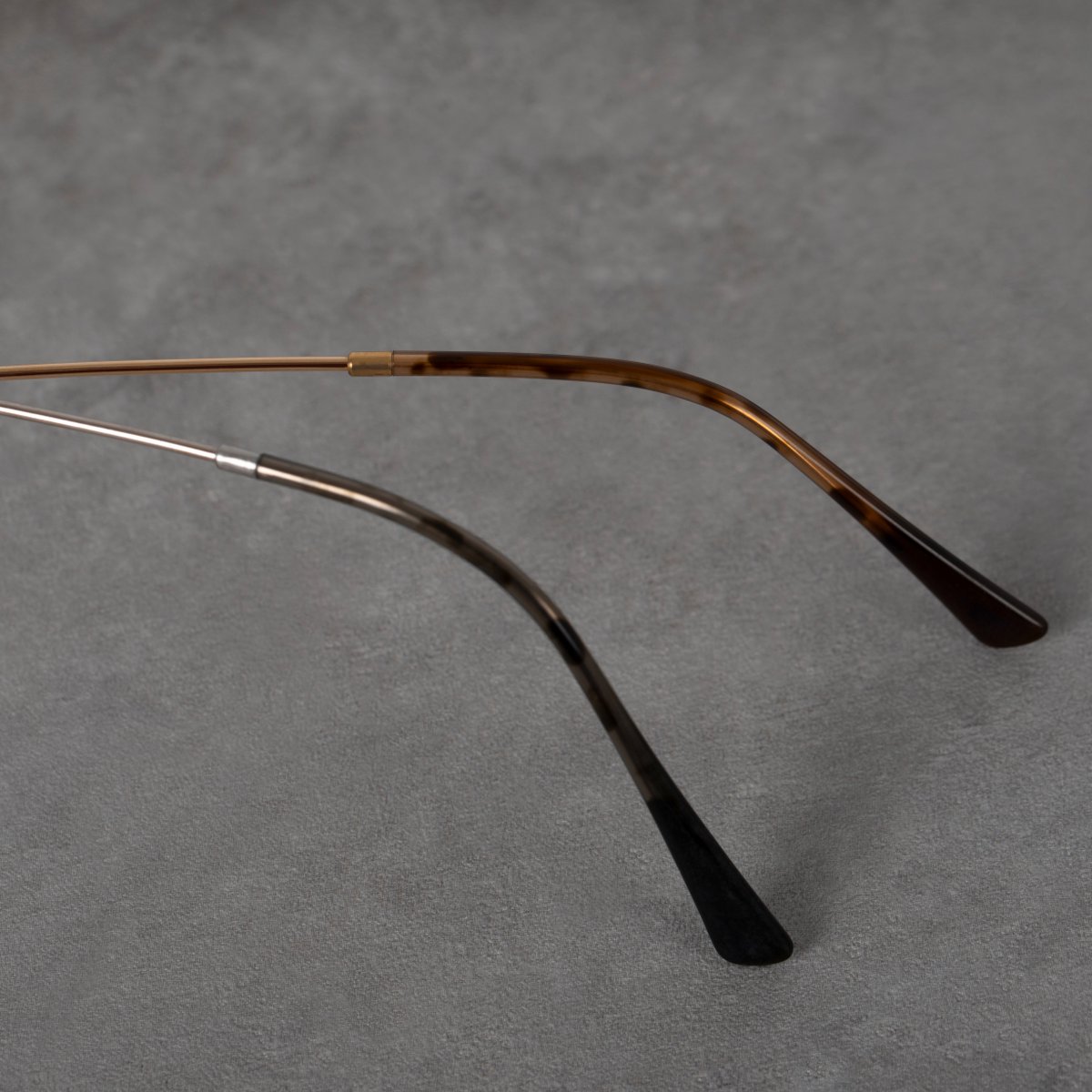 Did you know glasses used to be passed down through generations? We revive this tradition with our precious and timeless 18kt real gold frames, hoping they stay in families for generations.
Available in Gold and White Gold.
#lunor #goldglasses #18ktgold #luxuryeyewear