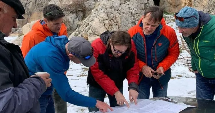 sabah's tweet photo. Niğde Demirkazık bölgesinde, kayak için yola çıkan Alman dağcıların üzerine çığ düştü.

Kendi imkanları ile çığ altından çıkan 6 dağcının dururmunun iyi olduğu bildirildi. Dağcılara rehberlik eden İsmet İnan isimli kadın rehber hayatını kaybetti.

https://t.co/d2J1rPvwQi https://t.co/sDHoJXK0nR
