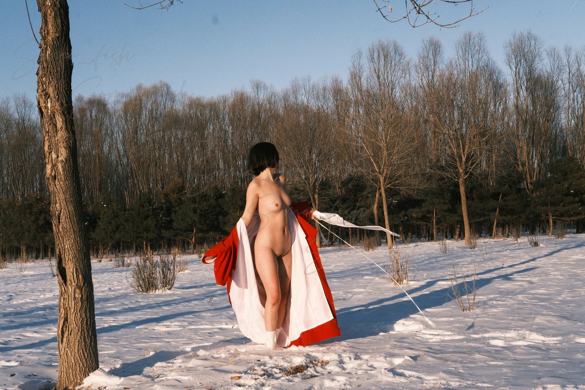 私以为女性的柔美之处，低头时露出的雪白脖颈，腰臀连接的曲线，蜷缩时不盈一握的脚踝，当然是以展示脆弱温柔为宜。但女性的丰盈在可柔美可坚韧，薄薄肌理覆盖的血肉也自有她的力量。 https://t.co/kcZyLeOz4f
