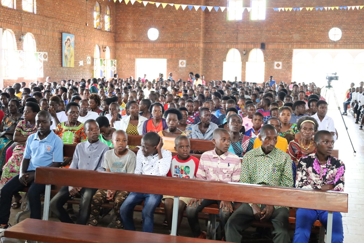Abashakanye ni byiza kujya mugira isaha y'umuryango.Abagize urugo mukicara hamwe, mugasangira ubuzima,mugatega  abana amatwi kugirango mumenye ibibazo bafite, mubagire inama. Muzirikaneko urugo rwiza arirwo rutegura ingo z'abana bazivukamo kuko arimwe bafatiraho urugero.