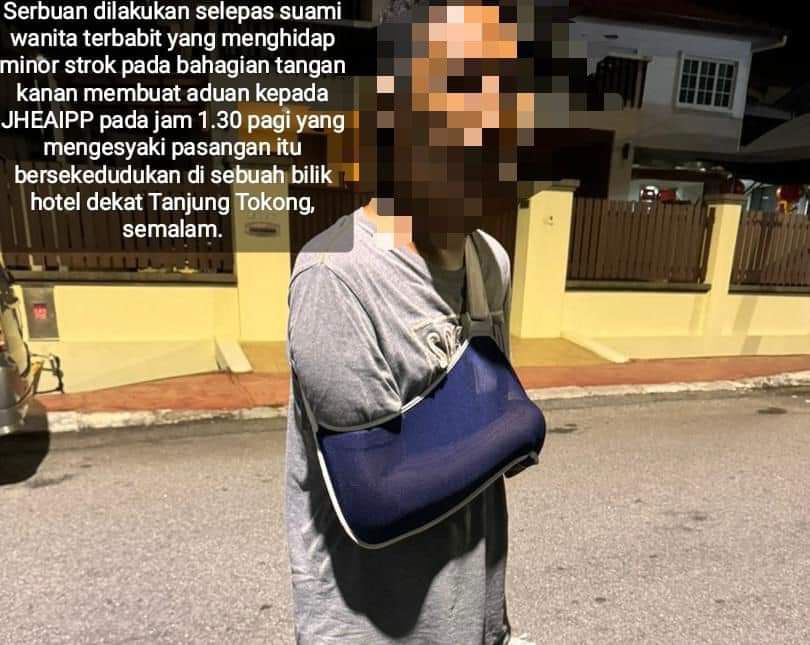 mynewshub's tweet photo. Dua anggota polis disyaki berkhalwat, ditukar kerja serta-merta

GEORGETOWN: Polis Pulau Pinang mengarahkan dua anggotanya yang ditahan dalam operasi Jabatan Hal Ehwal Agama Islam Pulau Pinang (JHEAIPP), kerana disyaki berkhalwat semalam, ditukarkan jabatan serta-merta.

Selain itu, kedua-dua anggota yang masing-masing berpangkat sarjan mejar dan koperal itu turut dikenakan tindakan tatatertib oleh Jabatan Integriti dan Pematuhan Standard (JIPS) Ibu Pejabat Polis Kontinjen (IPK) Pulau Pinang.

Pemangku Ketua Polis Pulau Pinang, Datuk Mohamed Usuf Jan Mohamad, berkata ketika ditahan, dua anggota terbabit bertugas di Jabatan Siasatan Jenayah (JSJ) Ibu Pejabat Polis Daerah (IPD) Barat Daya.

"Arahan bertukar jabatan sudah dikeluarkan serta-merta dan tindakan tatatertib diambil oleh Jabatan Integriti dan Pematuhan Standard (JIPS) Ibu Pejabat Polis Kontinjen (IPK) Pulau Pinang," katanya ketika dihubungi di sini, hari ini.

Semalam, media melaporkan dua penjawat awam berusia 37 tahun itu ditahan JHEAIPP dalam serbuan jam 1.30 pagi, di sebuah hotel di Tanjung Tokong, di sini.

Serbuan dilakukan selepas suami kepada wanita terbabit membuat aduan kepada JHEAIPP yang mengesyaki pasangan itu bersekedudukan.

Zuhainy Zulkiffli
bhnews@bh.com.my
March 10, 2024 @ 6:14pm

Artikel ➡️ Berita Harian