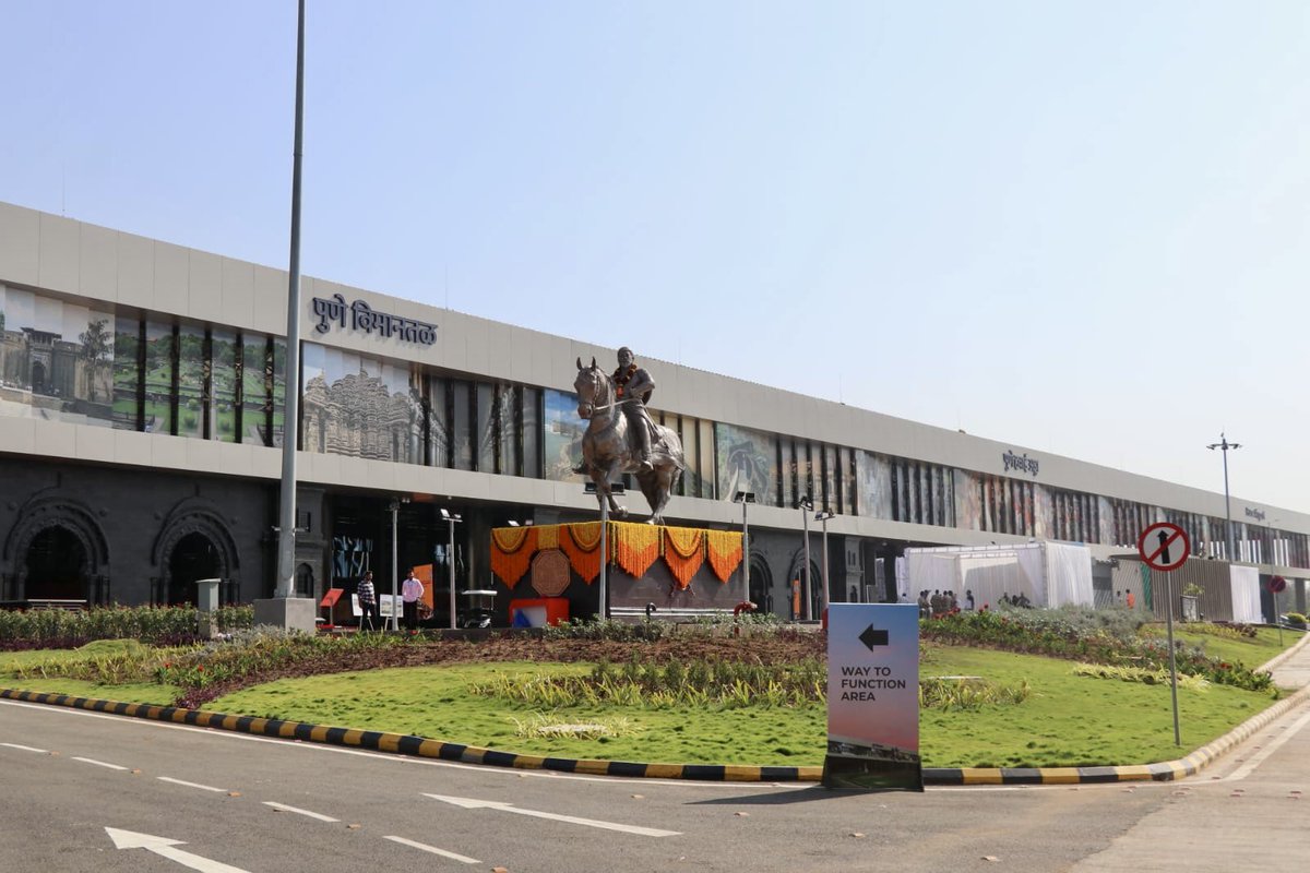 Today PM @narendramodi has Inaugurated all new Terminal of Pune International Airport at Lohgaon .

➡️ Facilities:
◆ Parking for 1000 cars
◆ 34 check in counters
◆ 90 lakh annual passenger capacity
◆ Shuttle bus service of PMPML from Ramwadi Station of Pune Metro.