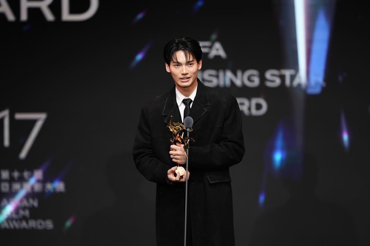 GMMTV's tweet photo. แสดงความยินดีกับ "วิน-เมธวิน" ที่ได้รับรางวัล AFA Rising Star Award｜亞洲飛躍演員大獎 จากงานประกาศรางวัล 17th Asian Film Awards Ceremony ✨
.
ขอนำภาพบรรยากาศในงานบางส่วนมาฝาก และขอขอบคุณแฟน ๆ ทุกคนที่คอยสนับสนุน จนทำให้วินได้รับรางวัลนี้ด้วยนะคะ
 .
#AFA17 #The17thAsianFilmAwards #第十七屆亞洲電影大獎 #AFARisingStarWin 
#GMMTV