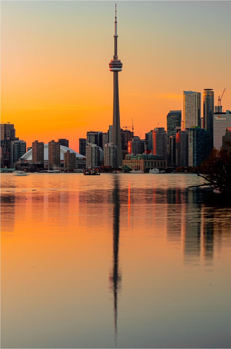 ExplorewithJ's tweet photo. Chasing sunsets from the top of the world at the CN Tower. 🌇✨ Toronto's skyline bathed in hues of warmth – a breathtaking finale to the day. Elevate your evening at the edge of the sky. 🌆🇨🇦 #SunsetMagic #CNTowerViews https://t.co/AIhdoSbDtm