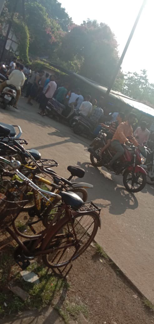 AditiMehar's tweet photo. @collectbhandara We are resident of korambi road , ganeshpur, bhandara .There are 2 to 3 illegal shops in front of our house, some creating traffic ,some shop owner placed carrom board, there is local people used to play carrom board and used foul languages while playing. https://t.co/XoPodyPQip