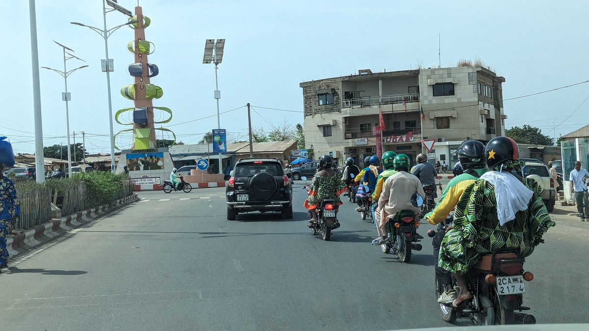 Quelle belle image de citoyen model que Parakou nous offre. Faisons de cette contrainte une bonne et quotidienne habitude. Une tête à moto=un casque porté. Nous sommes tous gagnant. Merci à tous.