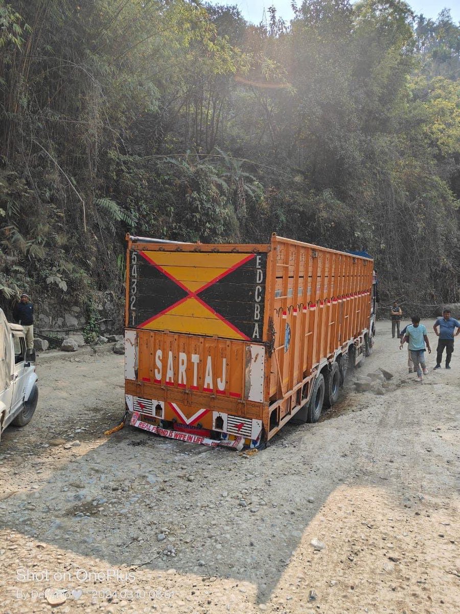 wbllc's tweet photo. This Is New #Meghalaya Bad #Road bad #Governance bad #Voters 

#highway6 @nitin_gadkari  Saab Dekho Apna nảye #Meghalay https://t.co/JyyTyGMM8f