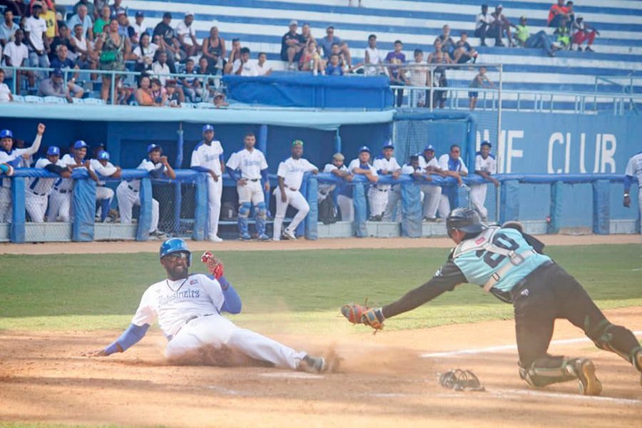 🦁 Leones debutan con holgada victoria en SNB

🔥 Un enorme racimo de 8 anotaciones en el cierre del 4to episodio decidió a favor de Industriales (10x1) el juego de apertura de la 63 SNB.

Las ampliaciones 👇
radiococooficial.blogspot.com/2024/03/leones…