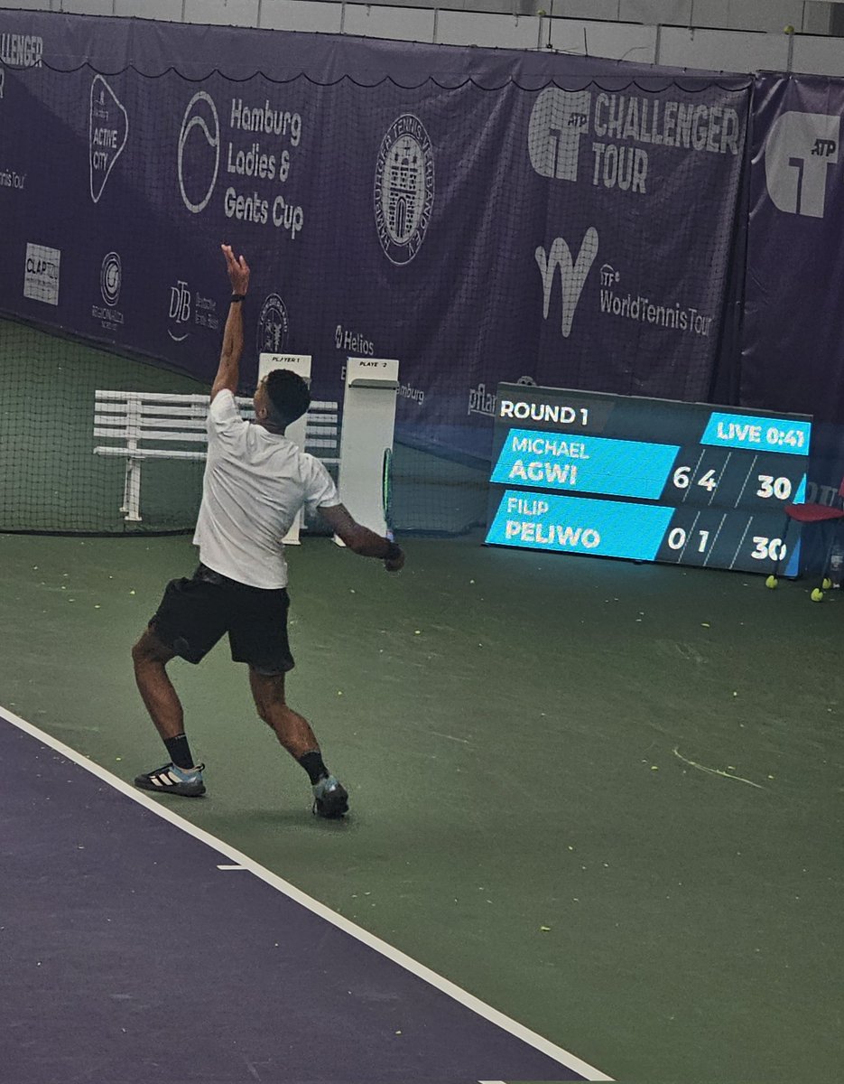In his first challenger match, 20-year-old 🇮🇪 Michael Agwi demolishes former juniors #1 Filip Peliwo 6-0, 6-2 in just 47 minutes. The quick indoor conditions in Hamburg are really suitable for his heavy serve +1 game. The first set was just flawless tennis. Insane showing.