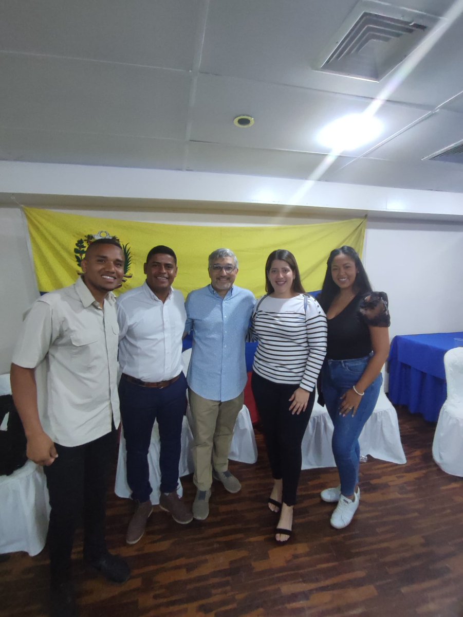 Fue un éxito el encuentro juvenil realizado en Carabobo #JovenesConVzl.

Los responsables juveniles de partidos, movimientos estudiantiles y ONG hemos coincidido: en la necesidad de accionar para motivar a la Juventud Carabobeña a inscribirse, votar y defender.

#LoHaremosBien.