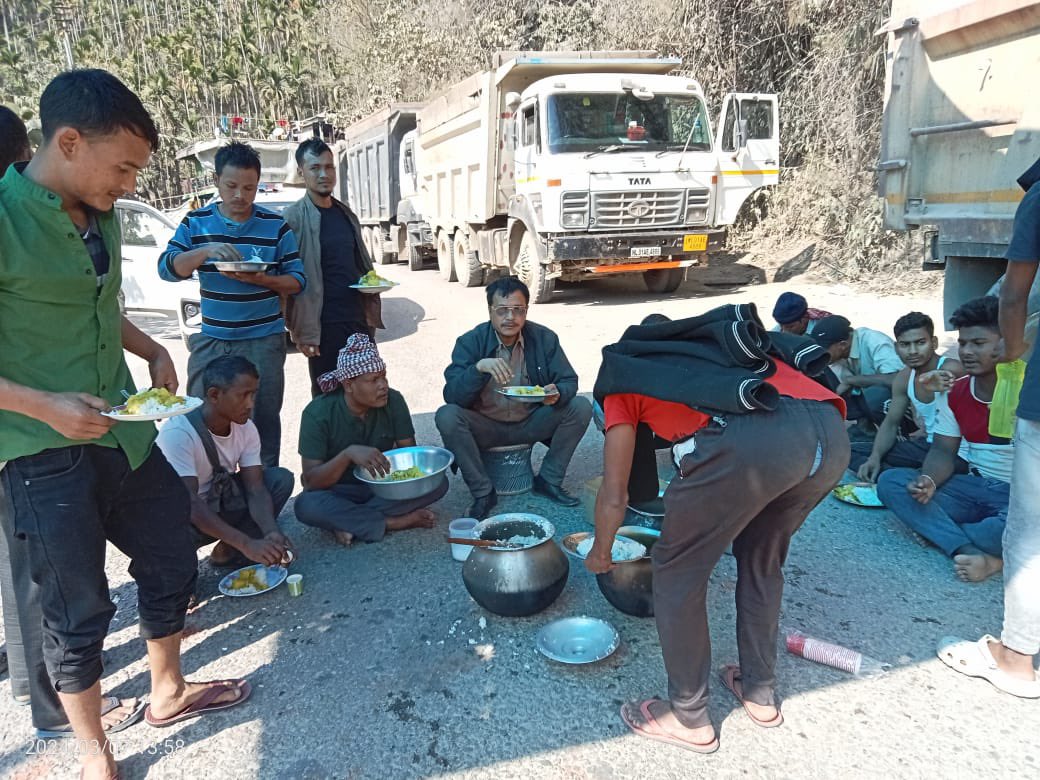 wbllc's tweet photo. Truckers being being fed by Local residents during toad blockade in Meghalaya Assam border https://t.co/aYV8gVuA7r