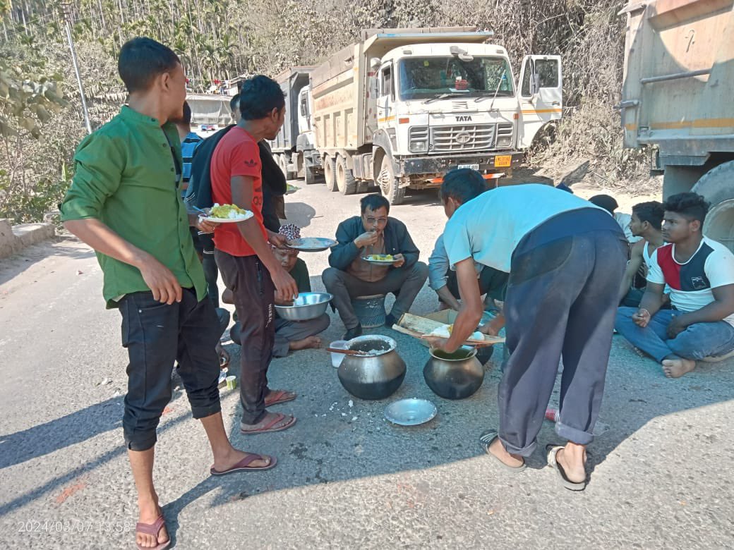 wbllc's tweet photo. Truckers being being fed by Local residents during toad blockade in Meghalaya Assam border https://t.co/aYV8gVuA7r