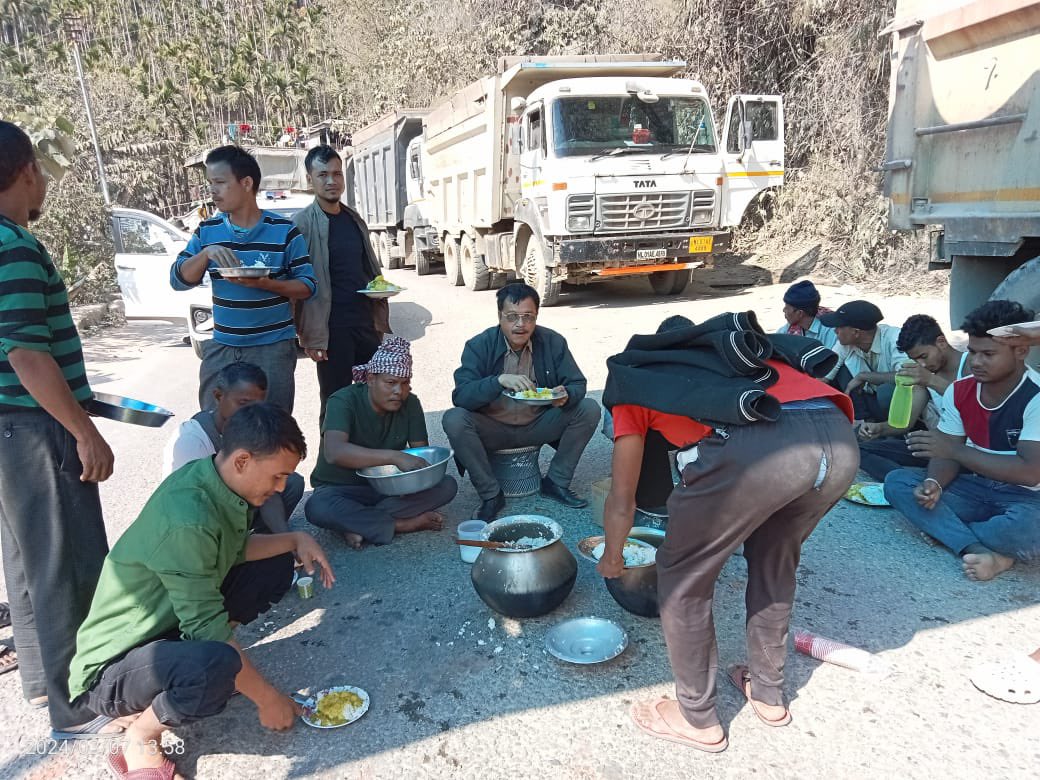 wbllc's tweet photo. Truckers being being fed by Local residents during toad blockade in Meghalaya Assam border https://t.co/aYV8gVuA7r