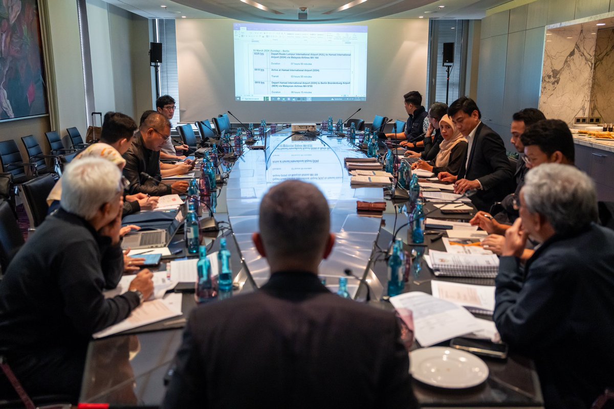 tzafrul_aziz's tweet image. Saya baru sahaja tiba di Berlin untuk mengiringi lawatan rasmi YAB PM ke Jerman. Seperti biasa, sebaik sahaja tiba agenda pertama saya ialah pre-council meeting bersama #TeamMITI, #MIDA dan #MATRADE untuk menyemak jadual terkini khususnya berkaitan perjumpaan bersama…