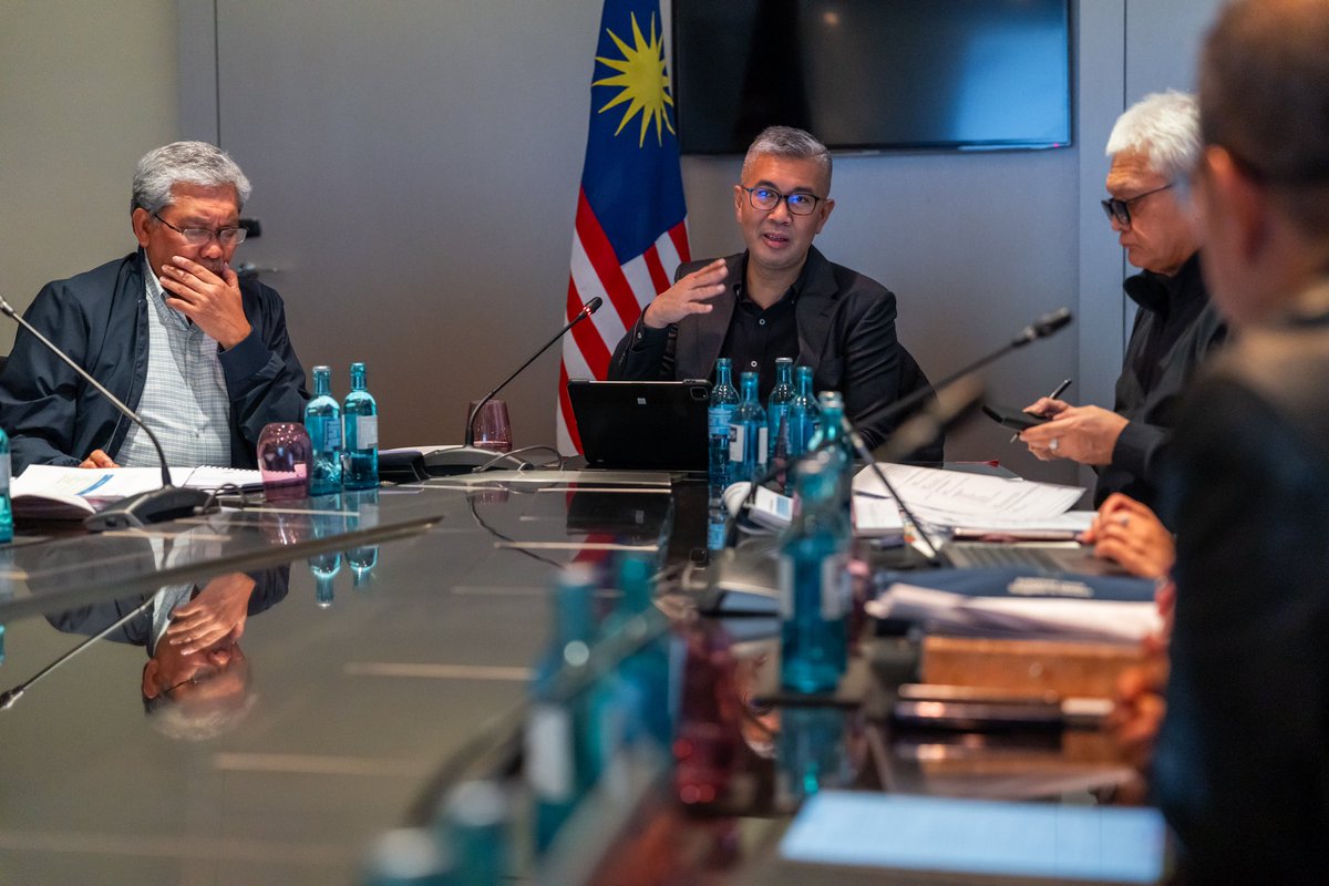 tzafrul_aziz's tweet image. Saya baru sahaja tiba di Berlin untuk mengiringi lawatan rasmi YAB PM ke Jerman. Seperti biasa, sebaik sahaja tiba agenda pertama saya ialah pre-council meeting bersama #TeamMITI, #MIDA dan #MATRADE untuk menyemak jadual terkini khususnya berkaitan perjumpaan bersama…