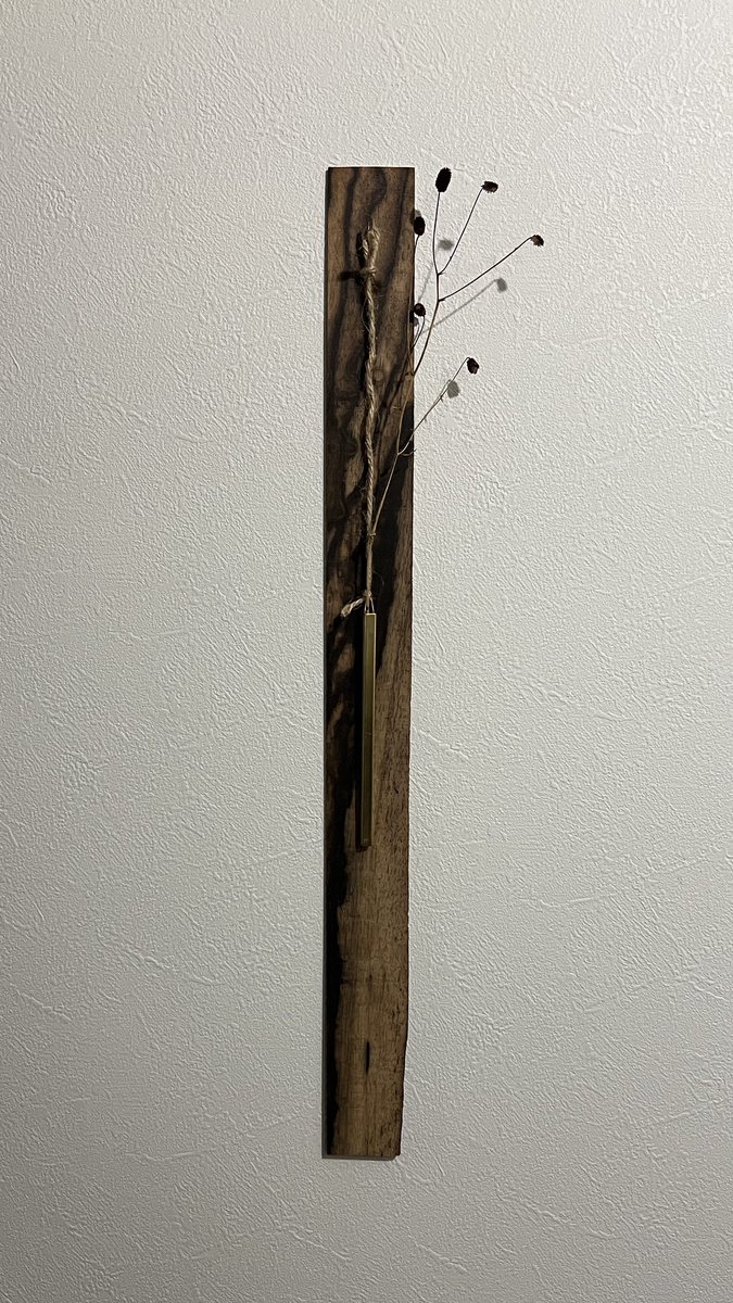 JapanWelle's tweet photo. 良さげな真鍮の花器を手に入れたので、黒柿と合わせ��飾ってみた https://t.co/8JmisxuodF