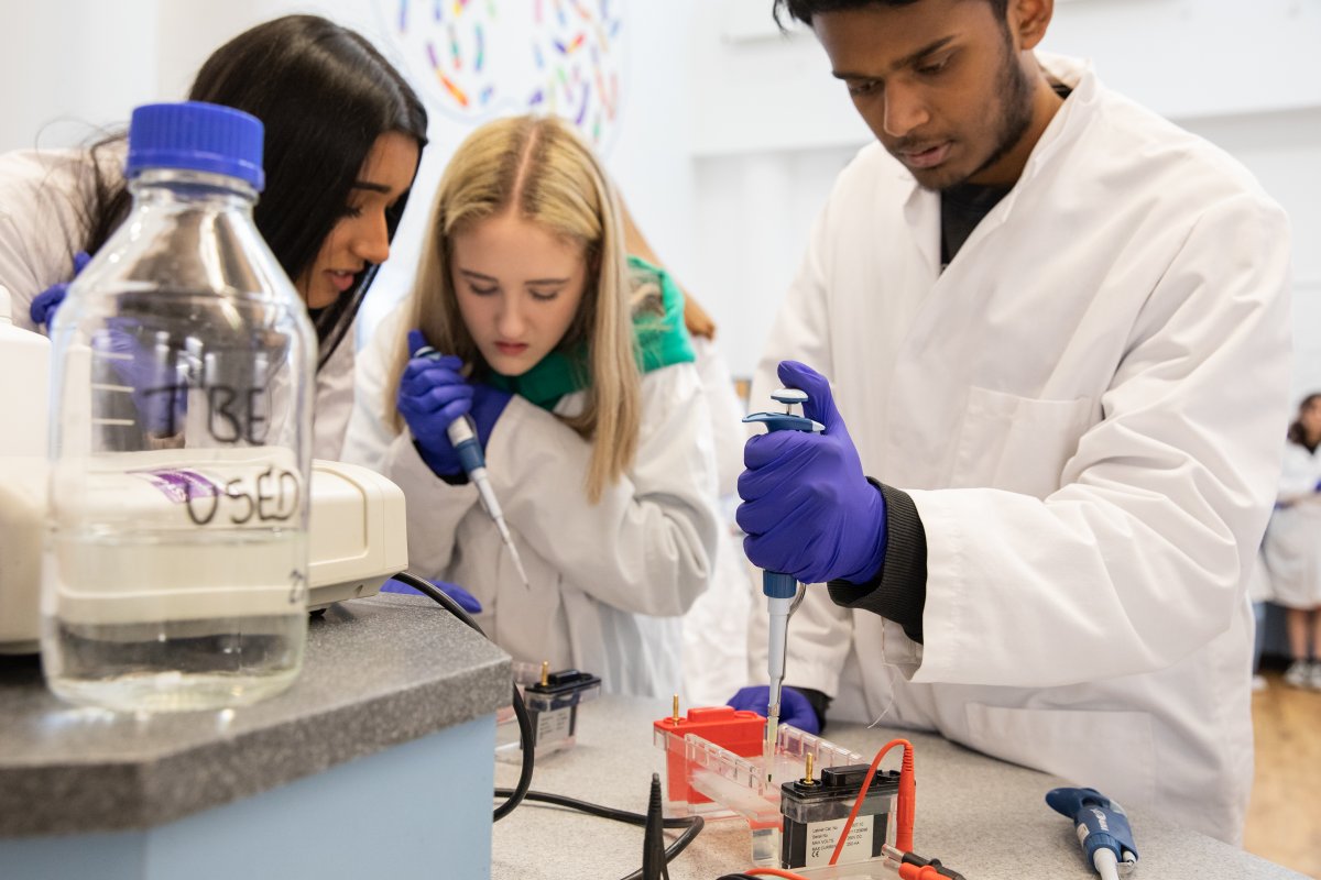 📣 New job alert! Lab Manager (LifeLab) 🧪 We are looking for a highly motivated individual to join our team to support curriculum-linked school workshops in our labs. ▶️ Find out more: app.staffologyhr.co.uk/recruit/applic… 📅 Apply by: Sunday 24 March