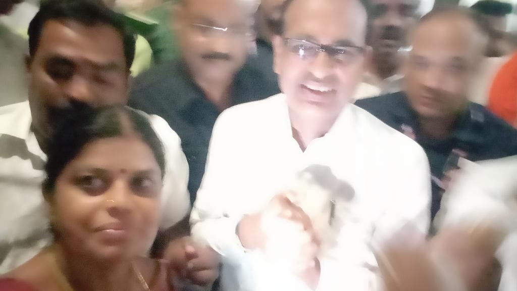sangeetsatheesh's tweet photo. இன்று கிருஷ்ணகிரி நடைபெற்ற கூட்டத்தில் தேர்தல் பொறுப்பாளர்கள் மற்றும் நிர்வாகிகளுடன் தேர்தல் பணிகளைப் பற்றி மத்திய பிரதேசம் முன்னாள் முதல்வர் சிறப்புரை வழங்கினார் இக்கூட்டத்தில் கலந்து கொண்ட போது https://t.co/hUoACjRksn