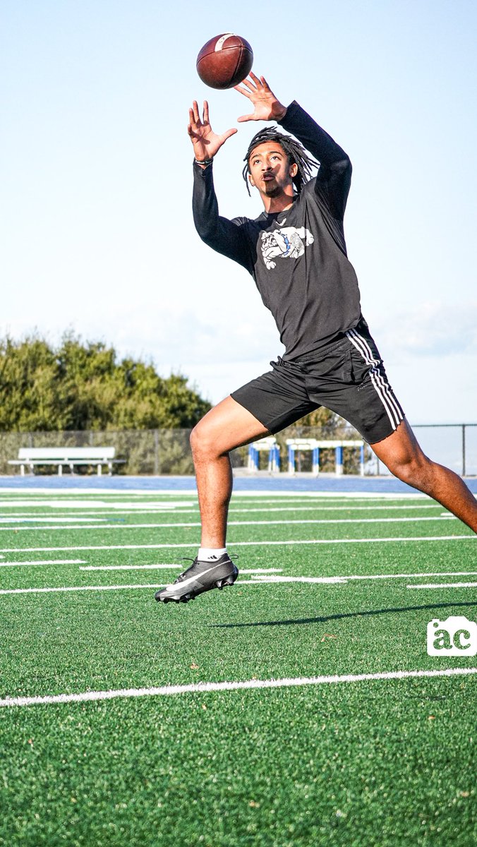 CoachAmoako's tweet photo. Wideouts need Eye Discipline also 📸
Take a photo when you catch the rock. Focus on the Crosshairs of the football #MoneyTeam #StackingReps #TheStandard https://t.co/NFsKreuXY9