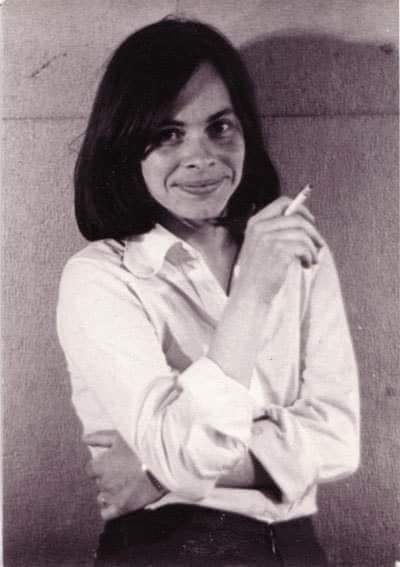 Cristina Peri Rossi -escritora uruguaya, ganadora en 2021 del Premio Cervantes- "Yo tenía cinco años. La maestra escribió en la pizarra: "Todos los hombres son mortales". Sentí un enorme alivio, un gran regocijo.
Esa tarde, cuando salí del colegio, corrí a mi casa y abracé muy