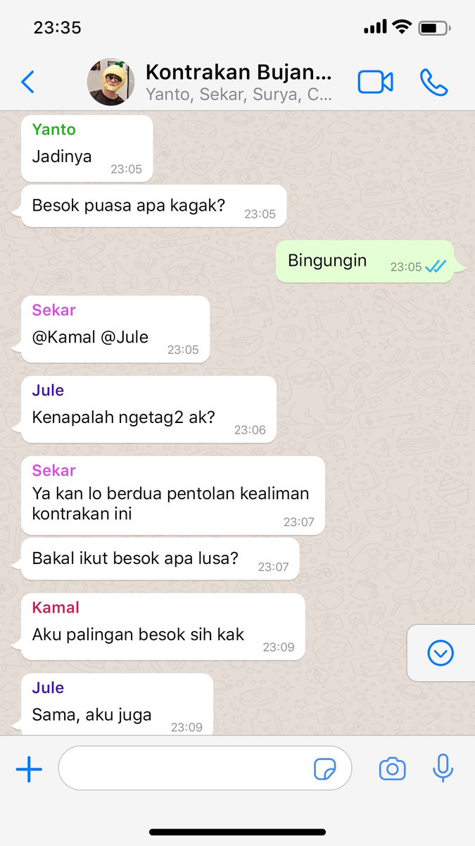 karuruhii's tweet photo. “puasa besok or lusa?”
— txt & le sserafim four tweets au #txtssera #sseratxt https://t.co/jG4Wae3Dp0