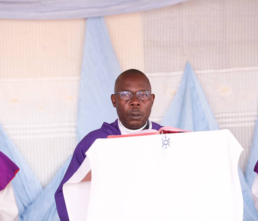 CibitokeProv's tweet photo. 1/2 #Burundi Umushikiranganji wa mbere @BurundiGov arikumwe n'Umunyamabanga Mukuru wa @CnddFdd bifadikanije n'abakristu bo muri paroisse Gatorika #Christ_Roi yo mu @CibitokeProv mu nkuka ya misa yo gukengurukira Imana no kwegeranya uburyo bwo gusakara ingoro y'Imana nshaha https://t.co/2wzbbVcCQQ