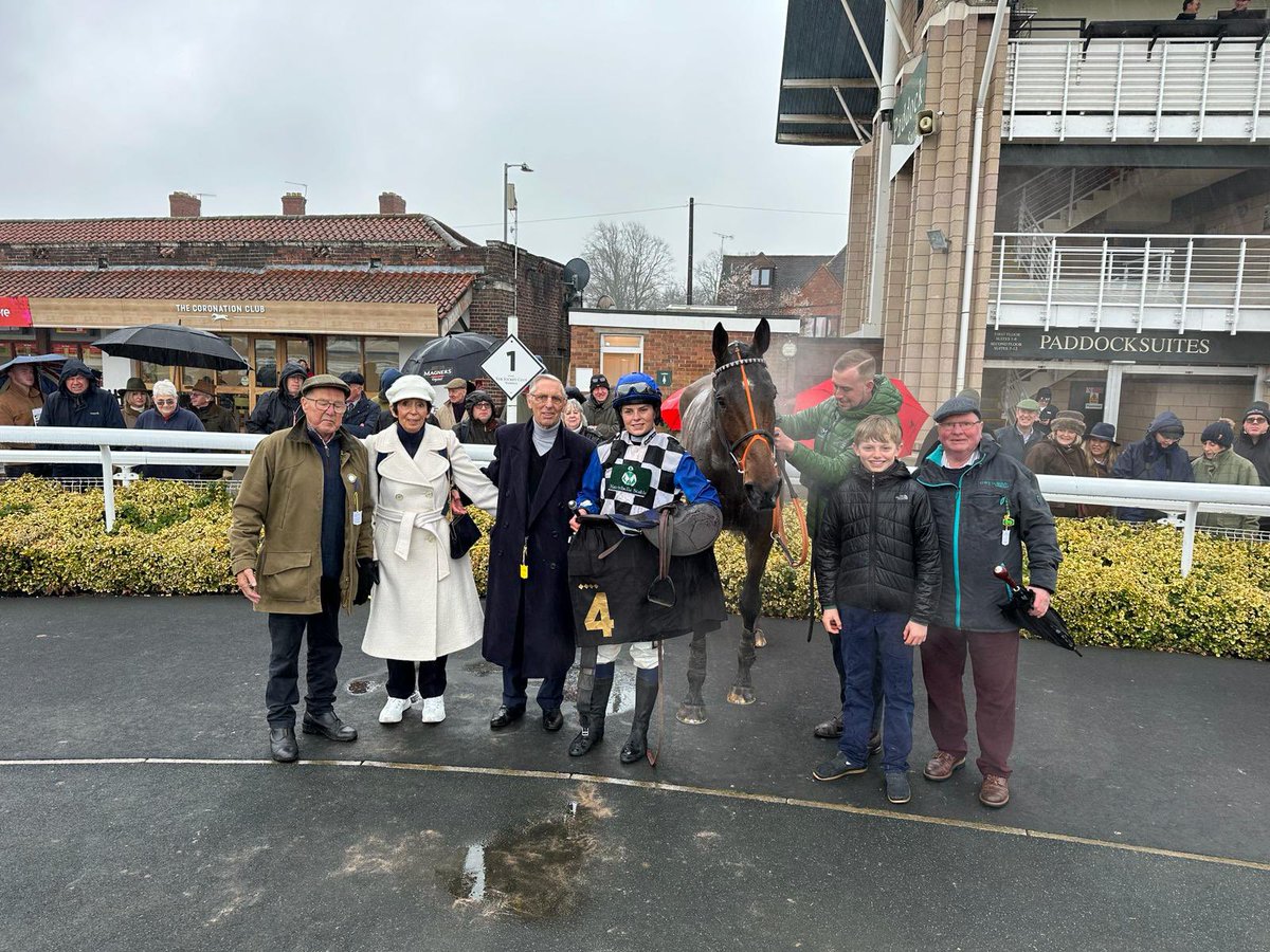 What a finish! Well Dick battled it out to the line to win the 3m5f Volcano Handicap Chase at @WarwickRaces under @pinch1234 2nd winner of the weekend. Well done team! 👏🏻