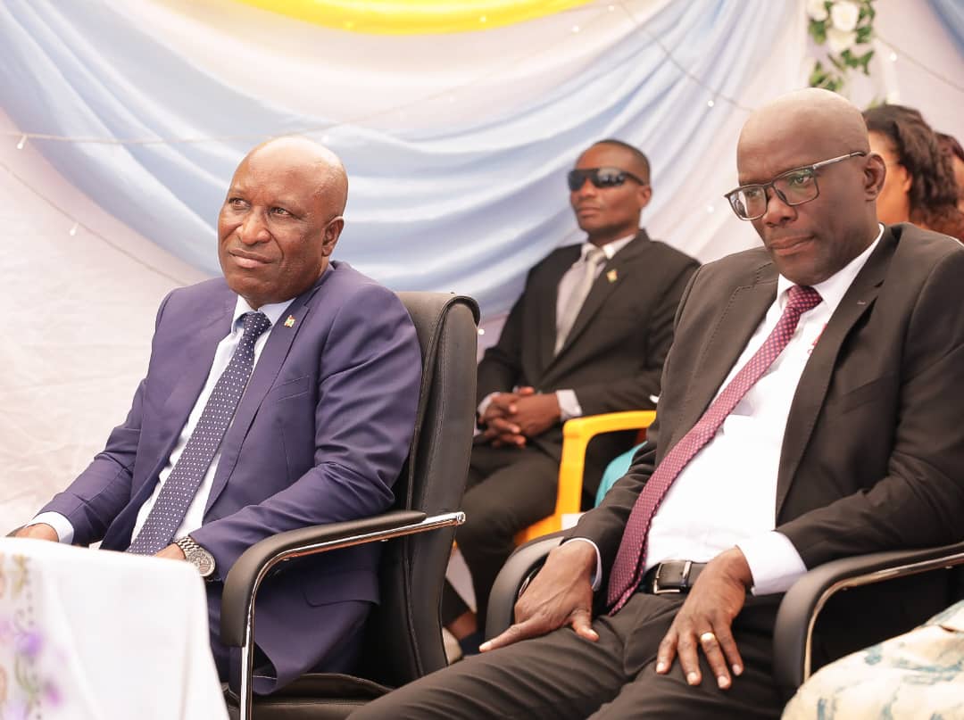CibitokeProv's tweet photo. 1/2 #Burundi Umushikiranganji wa mbere @BurundiGov arikumwe n'Umunyamabanga Mukuru wa @CnddFdd bifadikanije n'abakristu bo muri paroisse Gatorika #Christ_Roi yo mu @CibitokeProv mu nkuka ya misa yo gukengurukira Imana no kwegeranya uburyo bwo gusakara ingoro y'Imana nshaha https://t.co/2wzbbVcCQQ