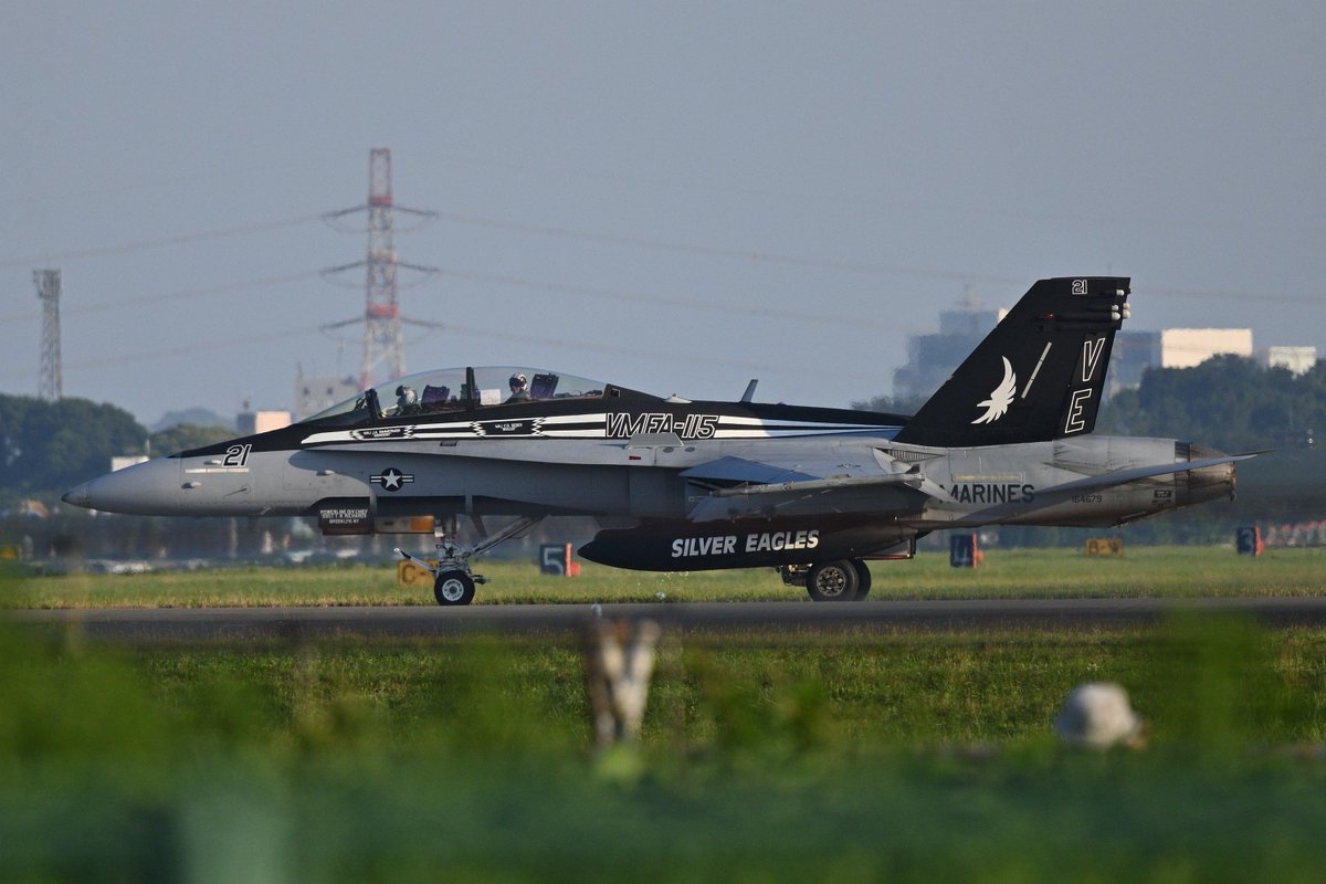 tomcat_alte's tweet photo. 昨年6/17、SILVER EAGLESの続き。RW19側からお帰りの様子を。昨年12/12にも上げましたが（今回は12/12投稿とは別ショット）VE21のWSOさんのメッセージが読めない😅読めた方いらっしゃるのかな？もう1機はVE04。VE21のWSOさんイイ！、ちょい捻りもイイ！

#F18
#FA18
#SilverEagles
#VMFA115
#厚木基地 https://t.co/X7F0osYE4y