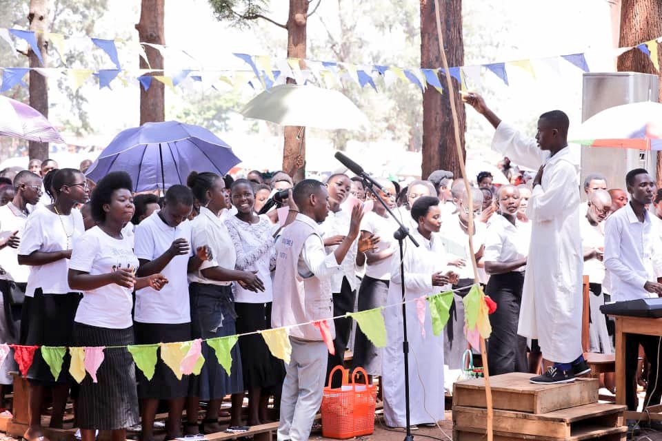 CibitokeProv's tweet photo. 1/2 #Burundi Umushikiranganji wa mbere @BurundiGov arikumwe n'Umunyamabanga Mukuru wa @CnddFdd bifadikanije n'abakristu bo muri paroisse Gatorika #Christ_Roi yo mu @CibitokeProv mu nkuka ya misa yo gukengurukira Imana no kwegeranya uburyo bwo gusakara ingoro y'Imana nshaha https://t.co/2wzbbVcCQQ
