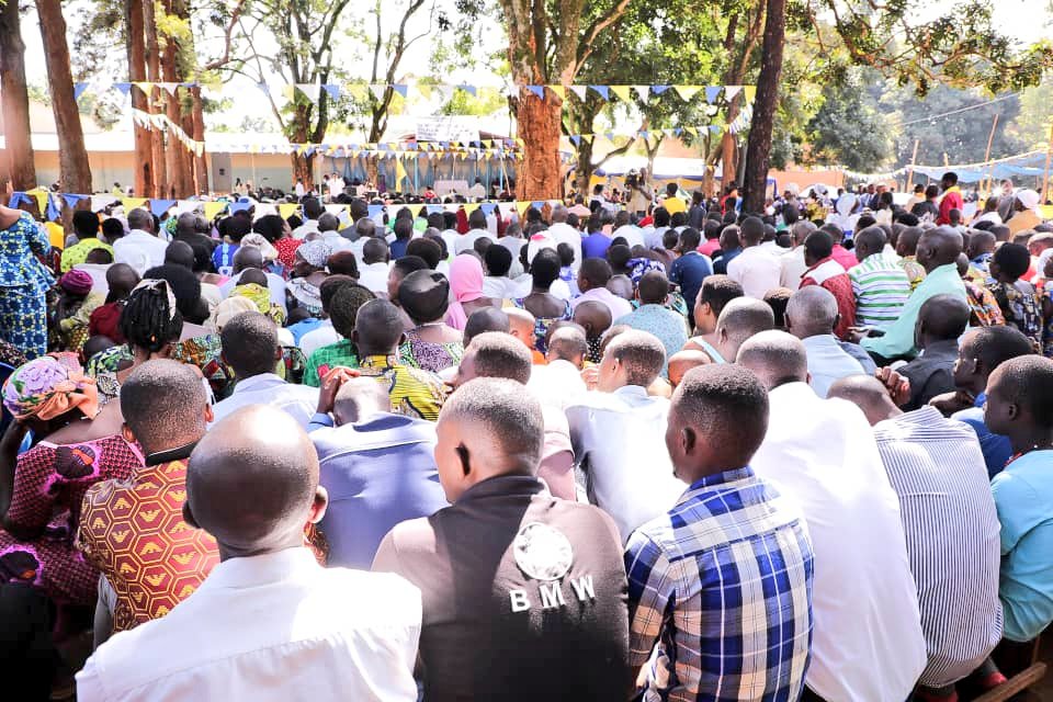 CibitokeProv's tweet photo. 1/2 #Burundi Umushikiranganji wa mbere @BurundiGov arikumwe n'Umunyamabanga Mukuru wa @CnddFdd bifadikanije n'abakristu bo muri paroisse Gatorika #Christ_Roi yo mu @CibitokeProv mu nkuka ya misa yo gukengurukira Imana no kwegeranya uburyo bwo gusakara ingoro y'Imana nshaha https://t.co/2wzbbVcCQQ