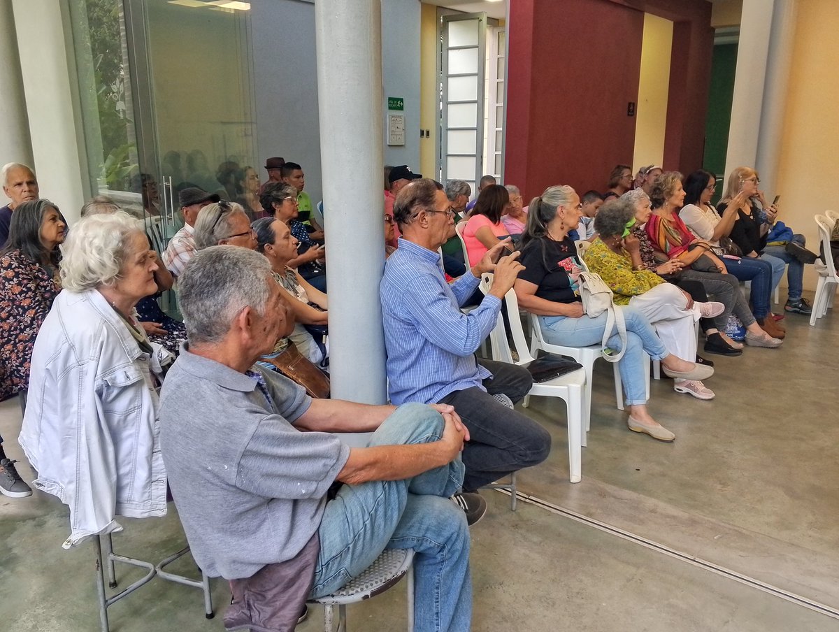 EDUCACIONPALANT's tweet photo. Tarde poética en @villateola un esfuerzo de @MetroLTe para llevar cultural a los altos Mirandinos 👍 https://t.co/FRYdgy1YZL