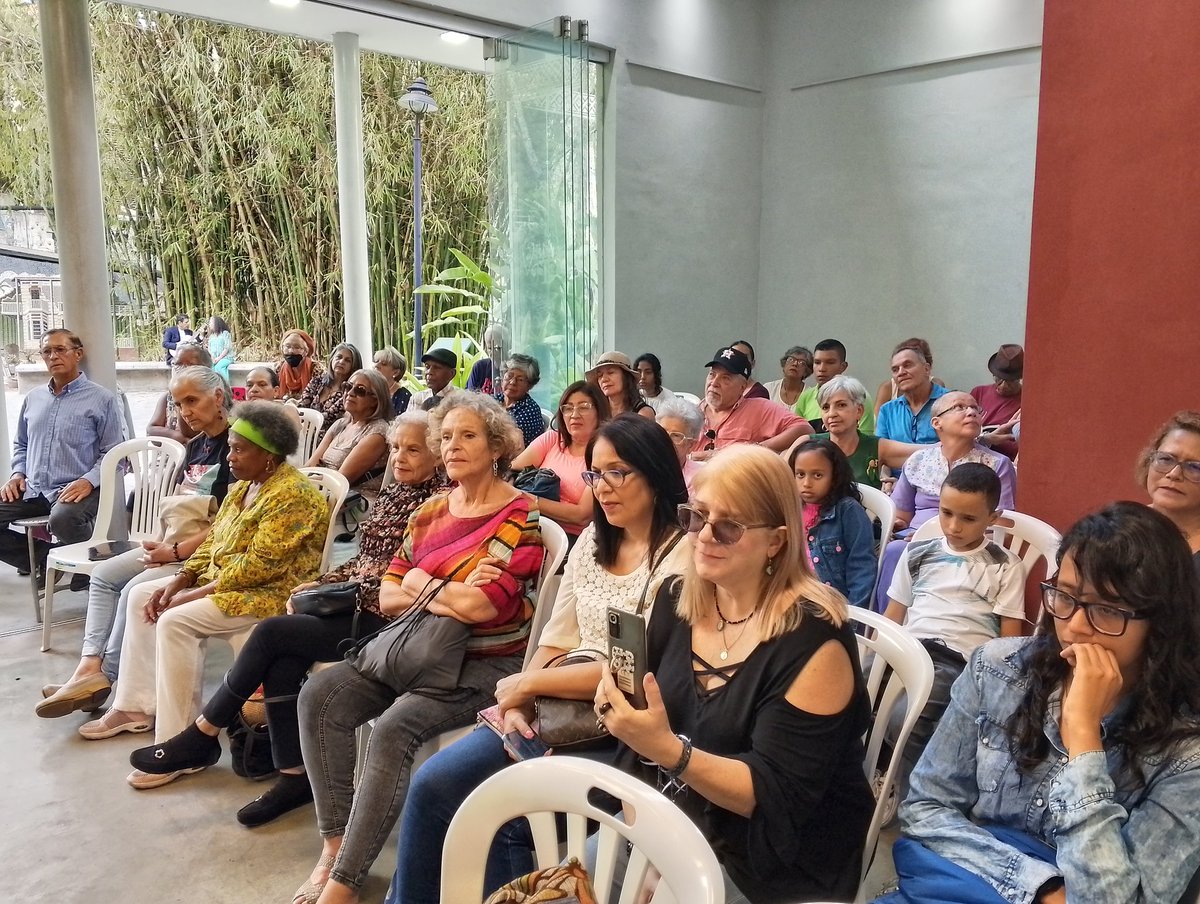 EDUCACIONPALANT's tweet photo. Tarde poética en @villateola un esfuerzo de @MetroLTe para llevar cultural a los altos Mirandinos 👍 https://t.co/FRYdgy1YZL