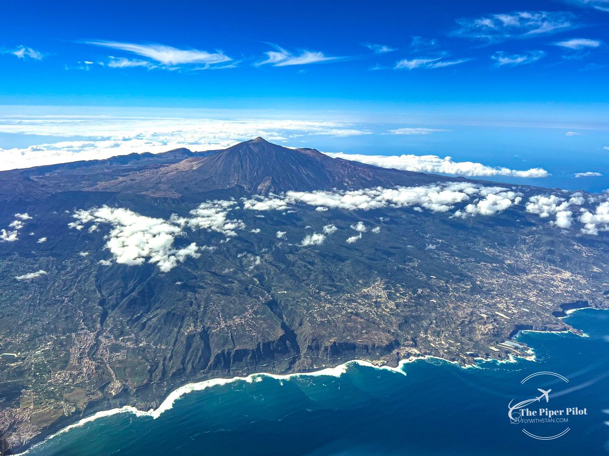 The highest peak in the Atlantic Ocean (above the sea level) greets us on this Sunday afternoon ⛰️  #teide #avgeek #somostenerife #canaries #canarias #canaryislands #flightdeckmonday #cockpitview #tfs #pilot #pilotsviews #sunday #tenerife