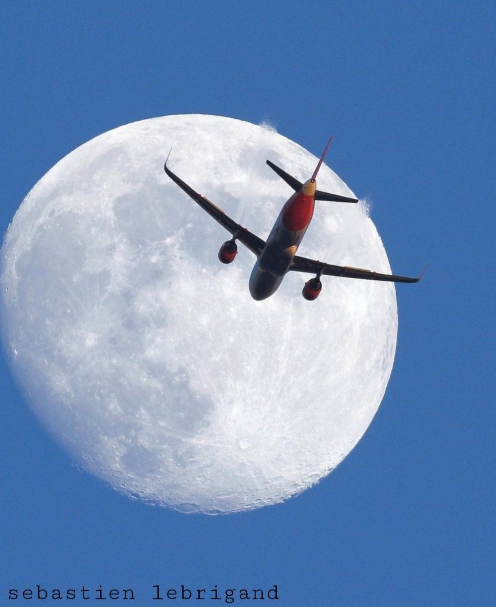 Airbus A320 Easyjet 🇬🇧 at 5500 feet. Photo 📷 : @lebribri (France)