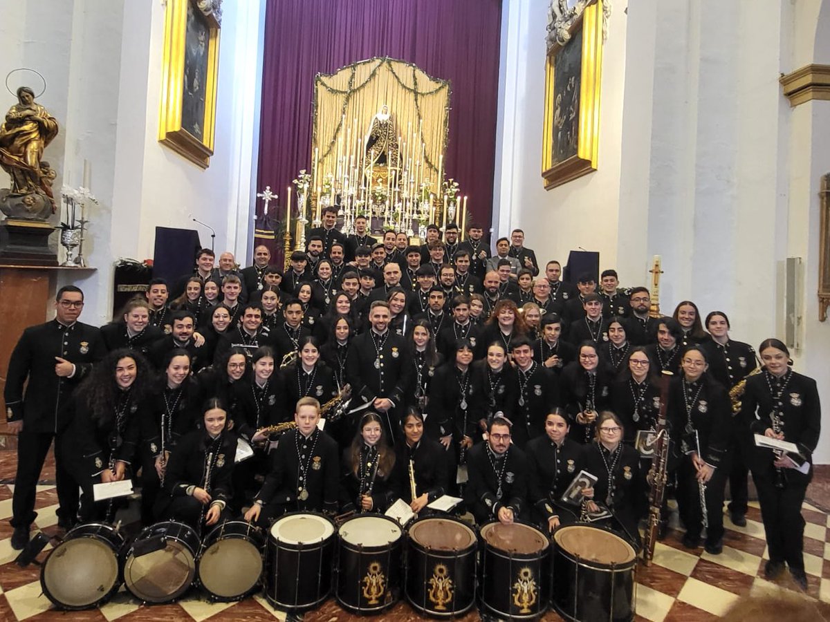 Banda_Mena's tweet photo. 📸 𝐈𝐧𝐬𝐭𝐚𝐭𝐚́𝐧𝐞𝐚

Os mostramos una instantánea del día de hoy junto a Ntra. Sra. de la Soledad. 😍

Para la ocasión se ha recreado un original altar de la imagen en el trascoro de la Catedral tras la quema de conventos de 1931.
 
#BMSoledadMena ⚜️
#SuenaMena #CofradíasMLG https://t.co/BhgNj5FG24