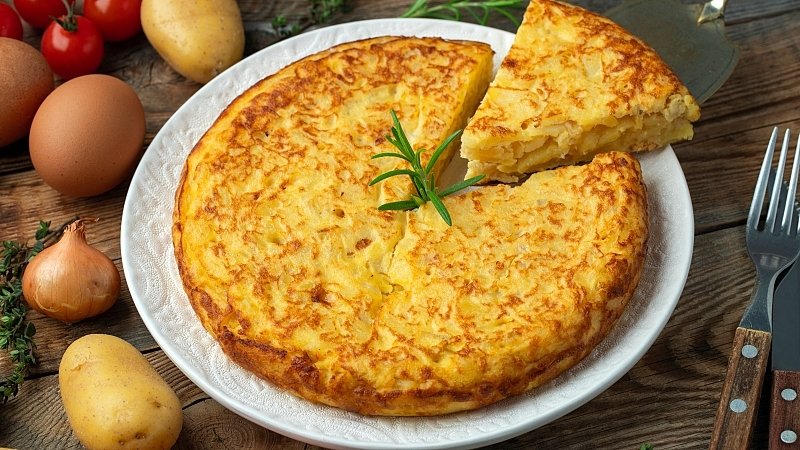 RevistaMyD's tweet photo. En #marzo celebramos a la #tortilladepapas, una preparación capaz de #deleitar el paladar más #refinado, ya sea sola o como acompañamiento en las #comidas. Acá te dejamos algunos #consejos para que la hagas en #casa y te quede perfecta https://t.co/gZxqUyXm7L https://t.co/v03UK053iZ