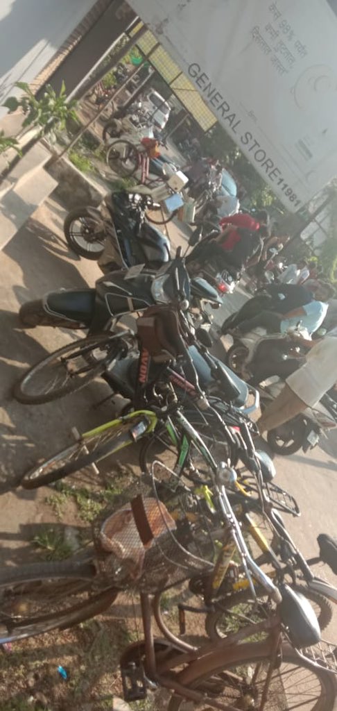 AditiMehar's tweet photo. @collectbhandara @BhandaraPolice @CMOMaharashtra @SunilMendheBJP 
There are lot people come here  and park their vehicles in front of our house. And it causes lots of inconvenience for us.We had given complaint so many times but there is no any legal action were taken . https://t.co/NoTWvrw0Zw