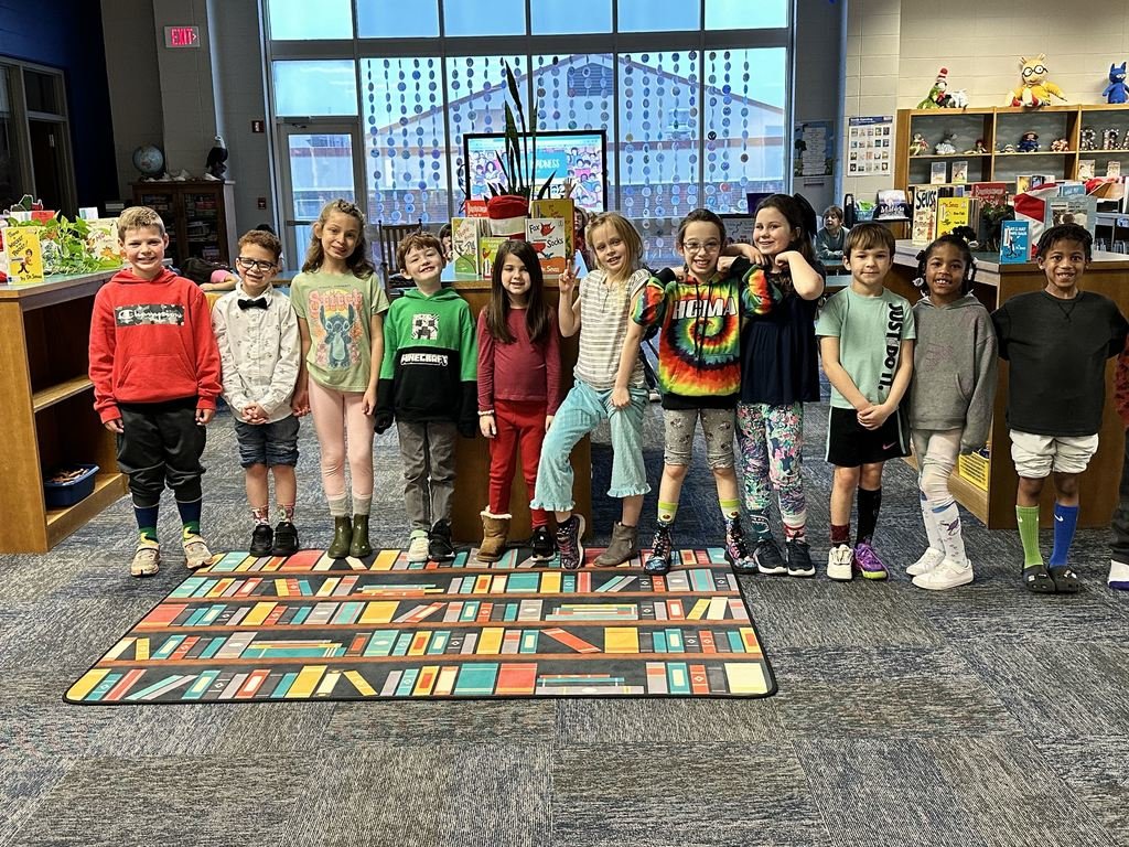 inmanelementary's tweet photo. Wacky Wednesday!!  IES students and staff showed up in their wackiest outfits!! #makingconnections #readacrossamericaweek https://t.co/IxdI5lxbTE